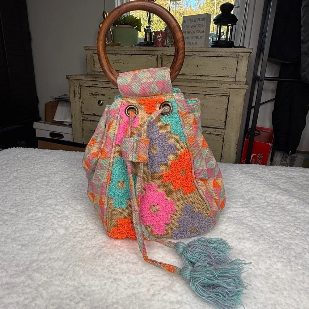 America & Beyond Crochet Bucket Bag Boho Applique Drawstring Wooden Handle - Picture 1 of 9